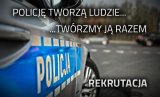 Zdjęcie kolorowe: policyjny radiowóz i białe logo &quot;Policję tworzą ludzie ... twórzmy ją razem&quot;