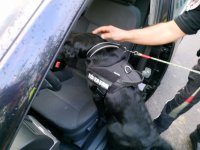 Zdjęcie kolorowe: policjanci zabrzańskiej drogówki i funkcjonariusz KAS z psem wyszkolonym do wyszukiwania narkotyków podczas kontroli trzeźwości kierujących samochodami