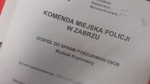 Zdjęcie kolorowe: biała teczka z czarnym napisem " Sprawa poszukiwawcza"