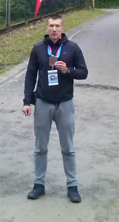 Zdjęcie kolorowe: mł.asp. Andrzej Spiechowicz na mecie Zdjęcie  Ekstremalnego Półmaratonu Górskiego o Puchar Komendanta Głównego Policji