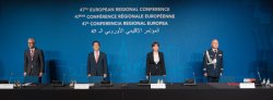 Zdjęcie kolorowe: Otwarcie 47. Europejskiej Konferencji Regionalnej Interpolu, Komendant Główny Policji gen. insp. Jarosław Szymczyk, Prezydent‎ Interpolu ‎Kim Jong Yang oraz Wiceminister Spraw Wewnętrznych i Administracji Renata Szczęch