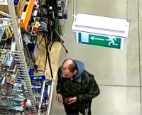 Zdjęcie kolorowe: mężczyźni podejrzewani o kradzież elektronarzędzi ze sklepu budowlanego