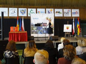 Zdjęcie kolorowe: Prezydent Zabrza Małgorzata Mańka - Szulik na Hali MOSiR podczas spotkania z młodzieżą w trakcie otwarcie "Szkolnych Prezentacji 2019"