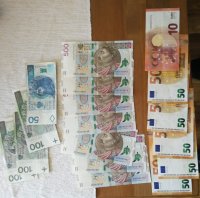 Zdjęcie kolorowe: na stole leżą rozłożone banknoty euro i złote polskie