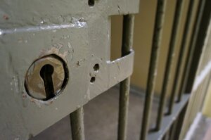 zdjęcie kolorowe: metalowa krata z więziennej celi