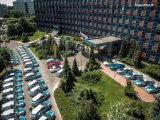 Zdjęcie kolorowe: widok z lotu ptaka, parking przed komendą wojewódzką policji w Katowicach na którym stoją zaparkowane nowe radiowozy