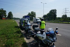 zdjęcie kolorowe: zabrzańscy policjanci ruchu drogowego przy służbowych motocyklach