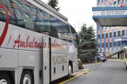 Zdjęcie kolorowe: biały ambulans krwiodawstwa zaparkowany przez Komendą Wojewódzką Policji w Katowicach