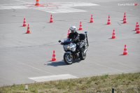 Zdjęcie kolorowe: policjant drogówki w trakcie jazdy motocyklem po torze  w Komisariacie Autostradowym w Gliwicach