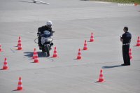 Zdjęcie kolorowe: policjant drogówki w trakcie jazdy motocyklem po torze  w Komisariacie Autostradowym w Gliwicach