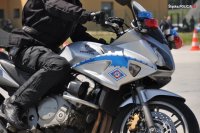 Zdjęcie kolorowe: policjant drogówki w trakcie jazdy motocyklem po torze  w Komisariacie Autostradowym w Gliwicach