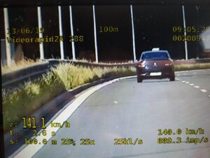 Zdjęcie kolorowe: samochód, który przekroczył prędkość o 61 kmh