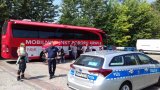 Zdjęcie kolorowe: ambulans do oddawania krwi i policyjny radiowóz
