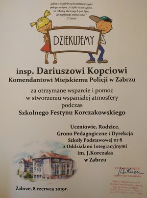Zdjęcie kolorowe: Dyplom podziękowanie dla zabrzańskich policjantów