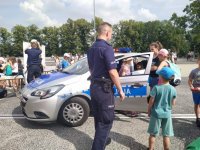 zdjęcie kolorowe: dzieci zwiedzają policyjny radiowóz