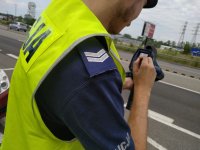 zdjęcie kolorowe: policjant w trakcie służby na drodze