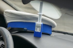 Zdjęcie kolorowe: czapka służbowa policjanta ruchu drogowego i test narkotykowy