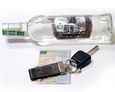 Zdjęcie kolorowe: butelka wódki, kluczyki samochodowe i dokumenty kierowcy
