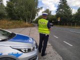 Zdjęcie kolorowe: policjant zabrzańskiej drogówki mierzący prędkość pojazdów