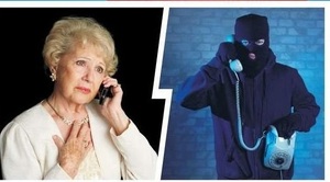 Zdjęcie kolorowe: kobieta w starszym wieku rozmawia przez telefon z męzczyzną w kominiarce