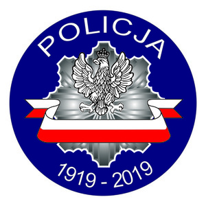 zdjęcie kolorowe: znak graficzny przedstawiający policyjną odnzakę z flaga Polski i napisem 1919-2019