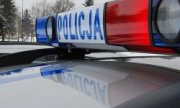 Zdjęcie kolorowe: sygnały świetlene policyjnego radiowozu
