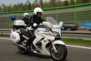 Zdjęcie kolorowe: policjanci wydziału ruchu drogowego na policyjnych motocyklach