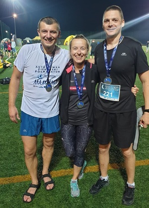 Zdjęcie kolorowe: zabrzańscy policjanci nadkom. Oktawiusz Cieślik, asp.szt. Beata Heromińska i asp.szt. Mariusz Miarka po ukończeniu piekarskiego półmaratonu