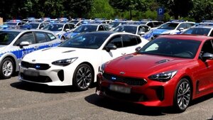 Zdjęcie kolorowe: nieoznakowane radiowozy policyjne.