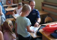 Zdjęcie kolorowe: policjant podczas prelekcji