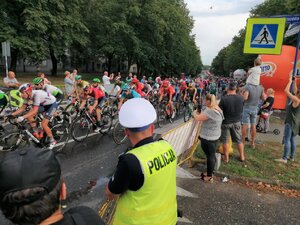 Zdjęcie kolorowe: policjanci podczas 76. Tur de Pologne