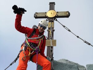 Zdjęcie kolorowe: policjant zdobywa górę Glosglockne