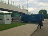 Zdjęcie kolorowe:  zabezpieczenie  meczu, policyjna armatka wodna