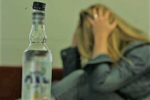 zdjęcie kolorowe: alkohol i kobieta w tle