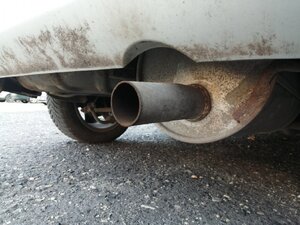 Zdjęcie kolorowe: skorodowana rura wydechowa