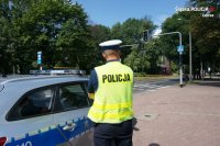 Zdjęcie kolorowe: policjant ruchu drogowego