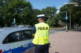 Zdjęcie kolorowe: policjant ruchu drogowego
