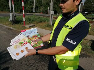 Zdjęcie kolorowe: policjanci z funkcjonariuszami SOK podczas działań bezpieczny przejazd.