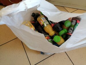 Zdjęcie kolorowe: reklamówka z napojami