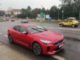 Zdjęcie kolorowe:  Policja zabezpiecza przejazd stary samochodów.