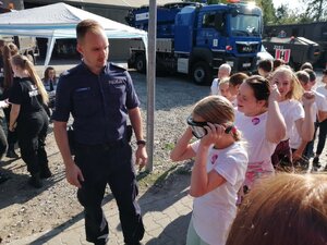 Zdjęcie kolorowe:  działania  policjantów podczas dni nauki w parku 12c