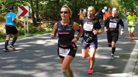 Zdjęcie kolorowe: policjanci podczas 11 PKO Bytomskiego Półmaratonu.