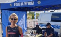 Zdjęcie kolorowe: policjanci podczas 11 PKO Bytomskiego Półmaratonu.