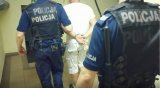 Zdjęcie kolorowe:  policjanci z zatrzymanym