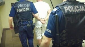 Zdjęcie kolorowe:  policjanci z zatrzymanym