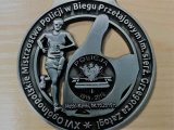 zdjęcie kolorowe: policjanci  podczas biegu przełajowego.