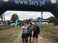 zdjęcie kolorowe: policjanci  podczas biegu przełajowego.