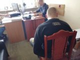 Zdjęcie kolorowe:  mężczyzna zatrzymany za  oszustwa