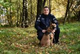 Zdjęcie kolorowe: policjancie podczas  szkolenia psów policyjnych