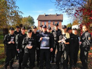 Zdjęcie kolorowe: policjancie  wraz z  uczniami klasy policyjnej prowadza akcje na  przejazdach kolejowych.